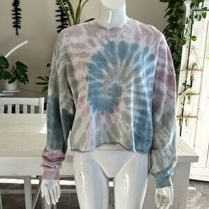 Dex med tie-dye, psychedelic sweatshirt crop top